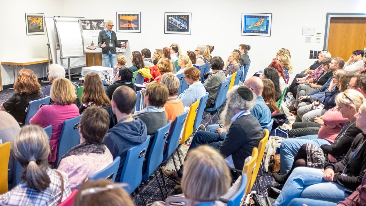Dr. Alexander Risse vor dem Plenum des Satellitensymposiums erzählt unter anderem vom DFS